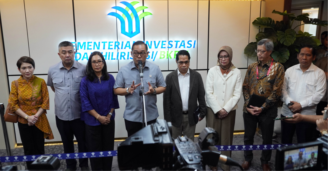 (Left to right) Vanda Laura, President Director of BP-AKR; Achmad Muchtasyar, Deputy Director of PT Pertamina Patra Niaga; Ingrid Siburian, President Director and Country Chair of Shell Indonesia; Todotua Pasaribu, Deputy Minister of Investment and Downstream Industry/Deputy Head of the Investment Coordinating Board (BKPM); Laode Sulaeman, Director General of Oil and Gas at the Ministry of Energy and Mineral Resources; Erika Retnowati, Head of BPH Migas; and Alimuddin Baso, Director of Marketing and Trade at Pertamina Patra Niaga, at a press conference following a joint meeting held Tuesday at BKPM to address fuel shortages at private gas stations and their request for additional import quotas. According to Todotua, the meeting was held in response to letters from private fuel retailers regarding the certainty and sustainability of their investments in Indonesia, many of whom already have future investment plans in place. (Lucky Ginting)