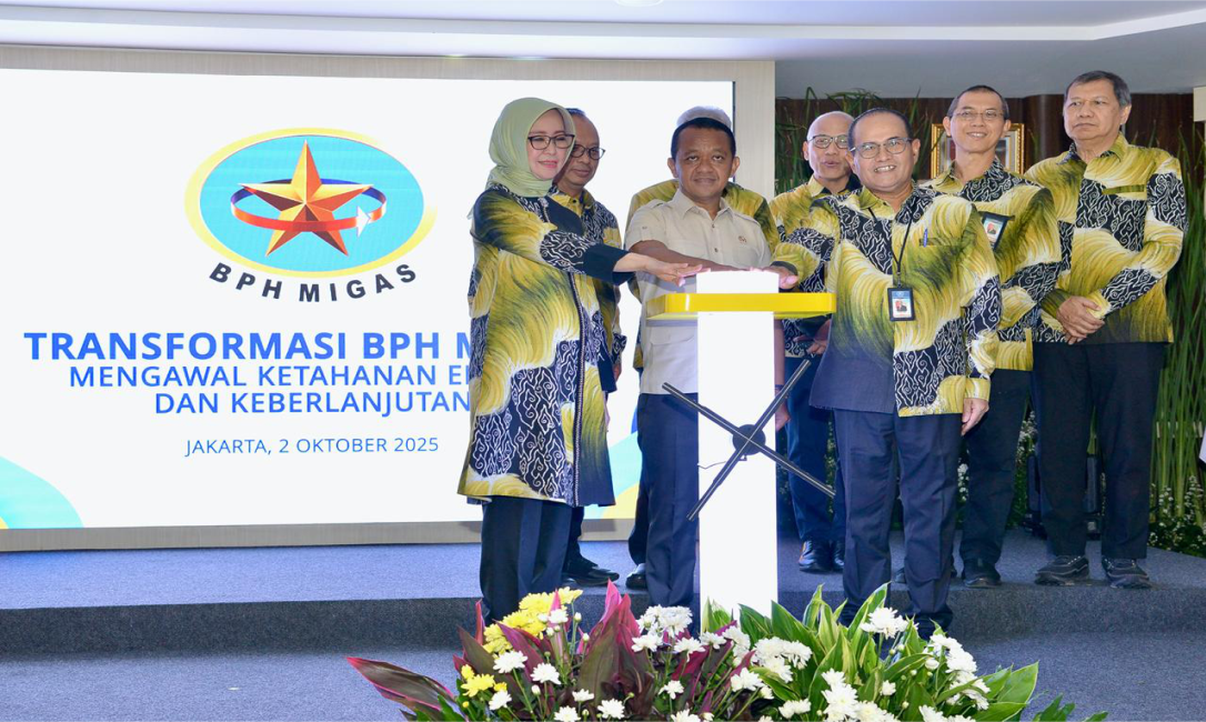 Minister of Energy and Mineral Resources (ESDM) Bahlil Lahadalia (center), accompanied by Head of the Downstream Oil and Gas Regulatory Agency (BPH Migas) Erika Retnowati (left), officially launches the new BPH Migas logo alongside members of the BPH Migas Committee in Jakarta, Thursday (Oct. 2, 2025). (Lucky Ginting)