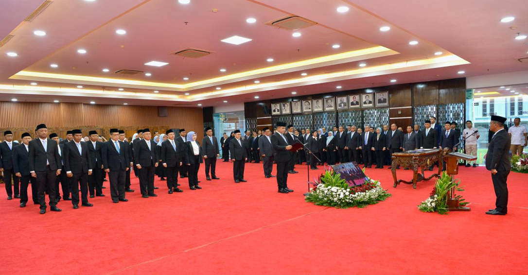 Minister of Energy and Mineral Resources (ESDM) Bahlil Lahadalia on Monday (24/11) inaugurated 32 newly appointed senior officials at a ceremony held at the Chairul Saleh Building, Secretariat General of the Energy and Mineral Resources Ministry.