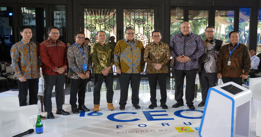 (From left) Abraham Hidayat, Managing Partner of Skystar Capital; Rachmat Makassau, President Director of PT Amman Mineral Nusa Tenggara & Chairman of the Indonesia Mining Association; Bernadus Sudarmanta, President Director of PLN Indonesia Power; Adi Prinantyo, Deputy Editor-in-Chief of Kompas Daily; Airlangga Hartarto, Coordinating Minister for Economic Affairs; Budi Santoso, Minister of Trade; Donny Donosepoetro, OBE, CEO of Standard Chartered Indonesia; Haikal, Managing Director and Partner, Head of Boston Consulting Group (BCG); and Lukminto Wibowo, Business Director of Kompas Daily, photographed at the CEO Insight event ahead of the 16th Kompas100 CEO Forum powered by PLN, held at Hutan Kota by Plataran, Central Jakarta, Tuesday (Nov. 4, 2025).