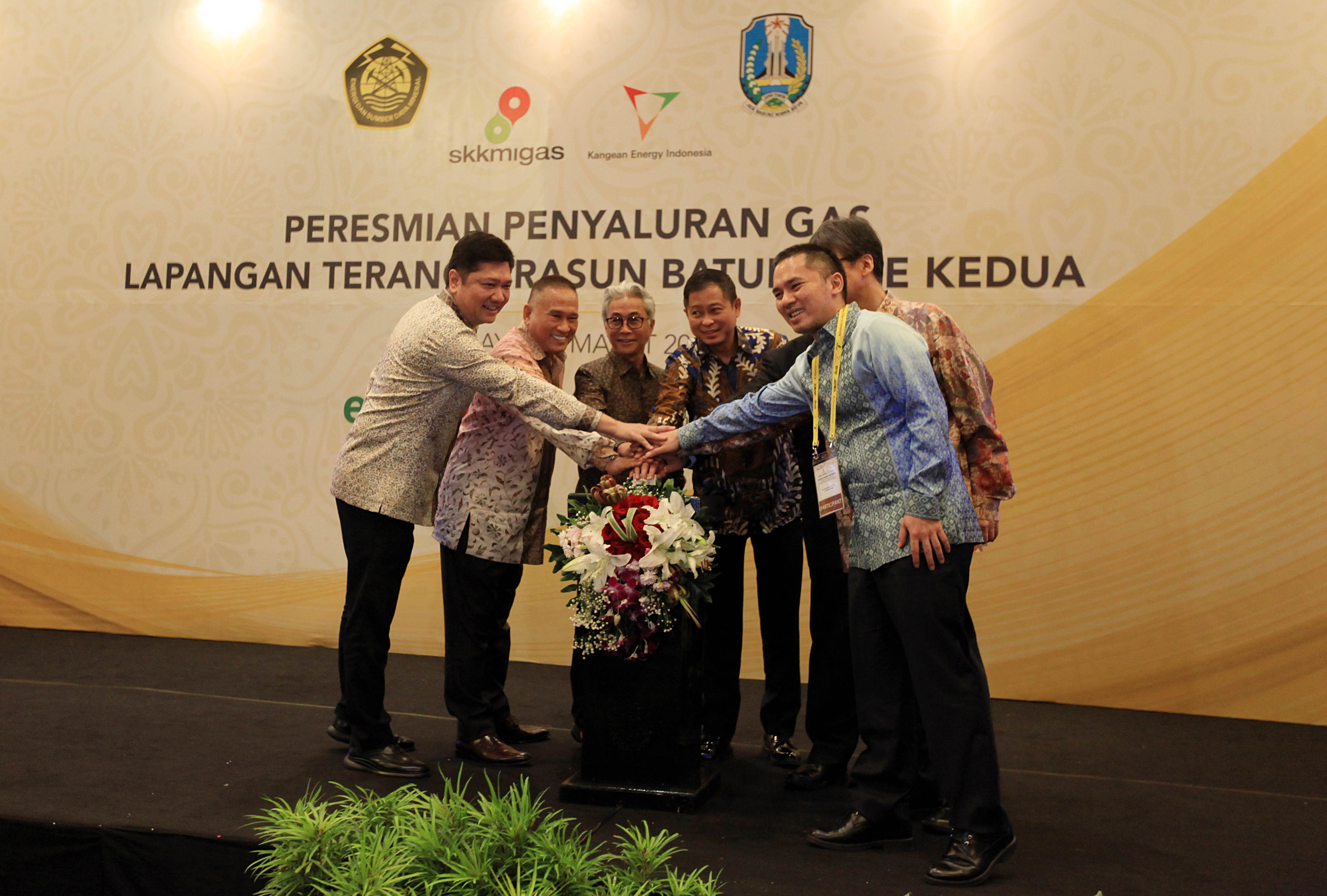 PT Kangean Energy Indonesia Ltd (KEI), operator of the Kangean block in East Java Province, on Wednesday held a ceremony in the provincial capital of Surabaya to officiate the maiden production of the Terang Sirasun Batur (TSB) gas field phase 2 project.  Seen in the photo (left to right) Imam P Agustino President Director of IDX-listed PT Energi Mega Persada Tbk (the parent of KEI), Indra Bakrie Chairman Bakrie Group (the controlling owner of Energi Mega), Chairman of upstream oil and gas authority SKK Migas Dwi Soetjipto, Minister of Energy and Mineral Resources Ignasius Jonan, President of Japex (which co-owns Kangean PSC) Hideichi Okada, Hirotaka Tanaka President of KEI and CEO PT Energi Mega Syailendra Bakrie. (Petromindo|Lucky)