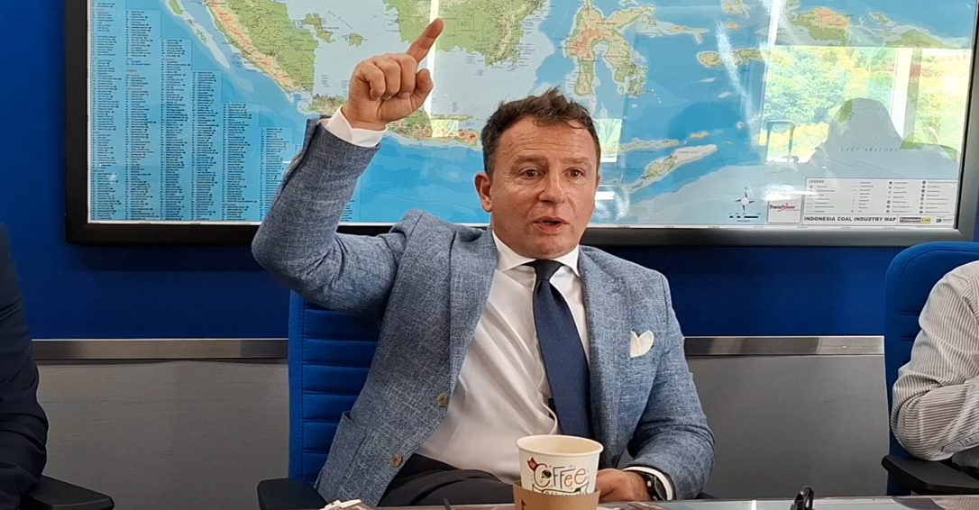 Vittorio Cravero, Head of ASTRA Sales at IVECO Group, speaks during an interview last week, highlighting the 25-year collaboration between Chakra Jawara and ASTRA in developing custom-built heavy-duty trucks for the Indonesian market. “ASTRA and Chakra Jawara work in parallel toward one destination—customer satisfaction,” he said.