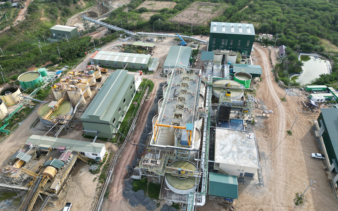 Bumi Resources sells stake in gold mining firm to subsidiary