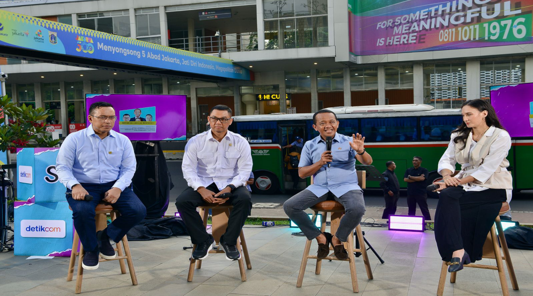 (From left to right) Simon Aloysius Mantiri, President Director of Pertamina; Darmawan Prasodjo, President Director of PLN; Bahlil Lahadalia, Minister of Energy and Mineral Resources; and Nadine Chandrawinata, artist, attend the Clean Energy Discussion at Sarinah, Jakarta, on Tuesday (Oct 7, 2025). The forum aimed to educate the public on the government’s roadmap toward energy independence. PLN and Pertamina also shared their strategic roles in accelerating clean energy distribution, developing power infrastructure, and maintaining oil and gas supply security. (Jose Alfred & Lucky Ginting)