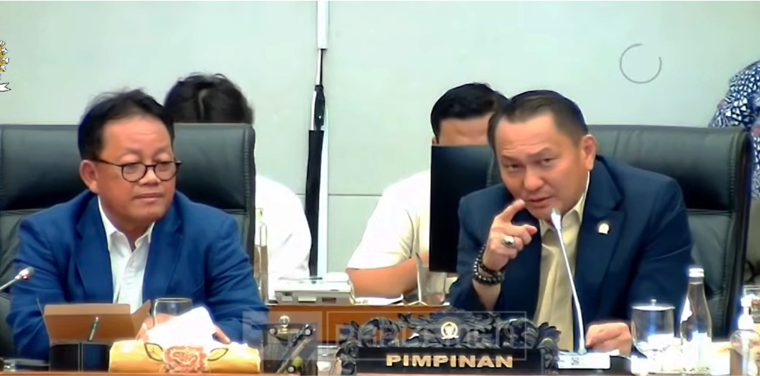 Bambang Patijaya, Chair of Commission XII (right), speaks during a hearing as Deputy Chair Sugeng Suparwoto (left) looks on. Bambang noted that East Kalimantan contributes about 20 percent of national gas production and highlighted the discovery of a 5 TCF gas reserve in North Ganal in 2023. He delivered the remarks during a hearing with the Directorate General of Oil and Gas and SKK Migas on Thursday (11/13/2025).