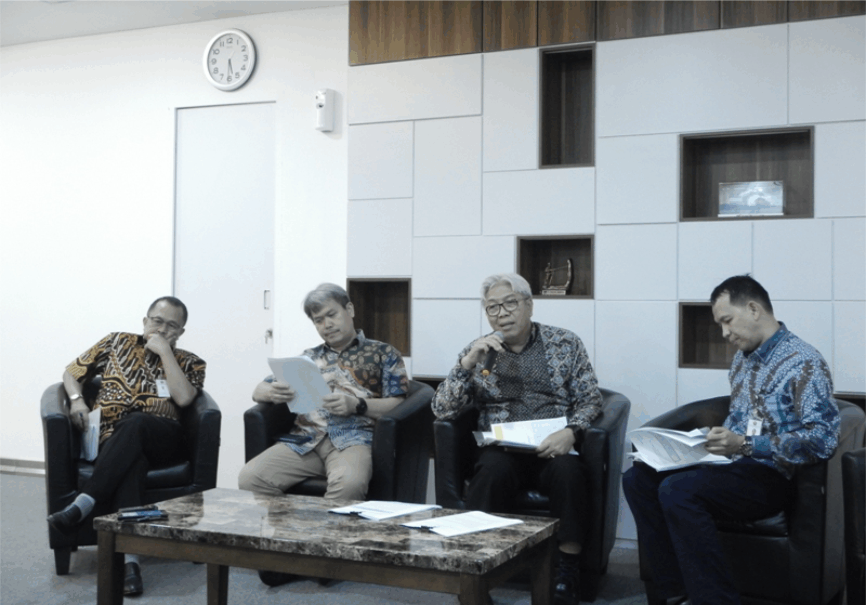 The Ministry for Energy and Mineral Resoures (MEMR) held a press conference on Friday (12/04) i Jakarta to clarify the protest of the local people in Aceh over the mining activities of PT Emas Mineral Murni in the Nagan Raya, Aceh. The MEMR officials who were attending the conference were as follows (from left to right) Heri Nurzaman (Secretary of the Directorate General for Minerals and Coal), Yunus Saefulhak (Diretor for Mineral Business and Supervison), Bambang Gatot Ariyono (Director General for Minerals and Coal), Heriyanto (Head of Legal Division of the Directorate General for Minerals and Coal). Bambang Gatot Ariyono said the MEMR office respects the law and has an interest to safeguard the investment climate. The aspiration of the local people toward EMM is well respected as part of business dynamics. (Petromindo|Thomas)