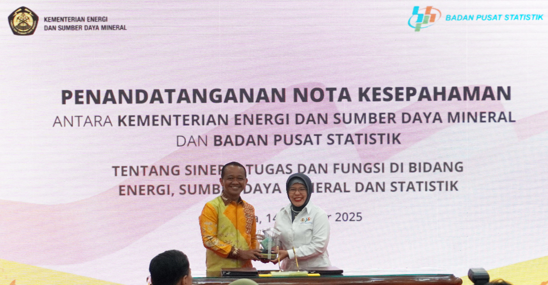 (Left to right) Minister of Energy and Mineral Resources Bahlil Lahadalia and Head of the Central Statistics Agency (BPS) Amalia Adininggar Widyasanti sign a memorandum of understanding (MoU) to strengthen data collaboration in the energy, mineral resources, and subsidy sectors in Jakarta, Tuesday, October 14, 2025. (Lucky Ginting)