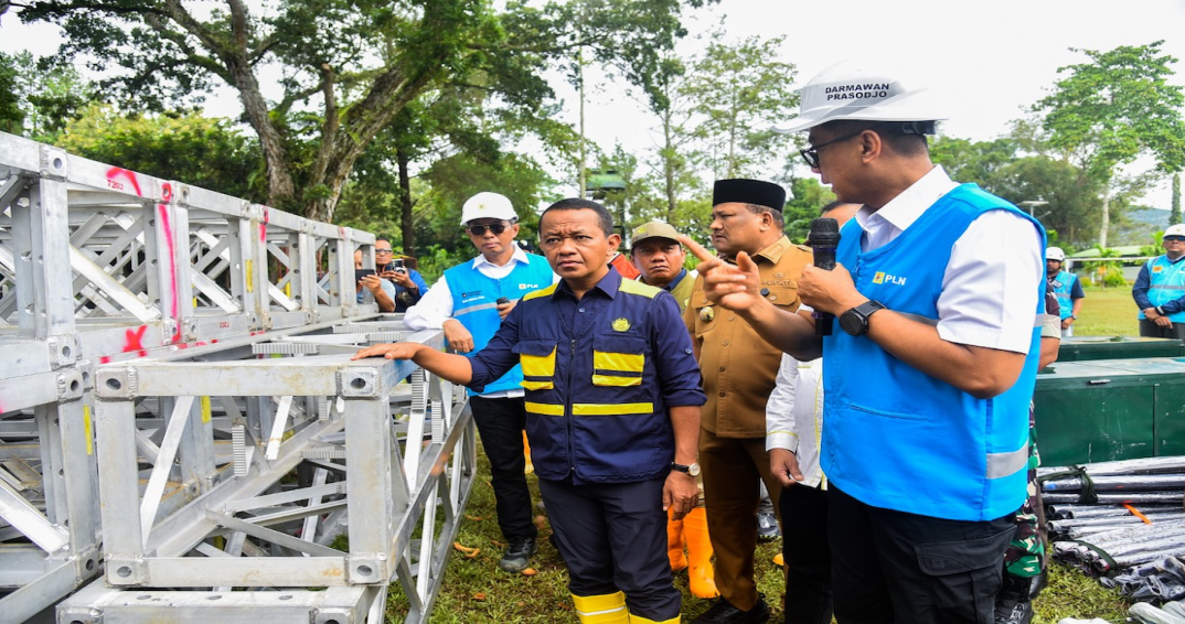 Minister of Energy and Mineral Resources (ESDM) Bahlil Lahadalia (center) and PLN President Director Darmawan Prasodjo (right) visit flood-hit Bireuen Regency, Aceh, on Tuesday (Dec. 2). Bahlil inspected the Emergency Tower (TE) material site and observed evacuation efforts to support accelerated repairs on the damaged Bireuen–Arun transmission line. To restore electricity supply from the Arun and Naganraya power plants, PLN will install emergency towers—each of which can be built in just two days—followed by reconnection of the damaged power cables. Power restoration in Banda Aceh and West Aceh is targeted for completion as early as Friday (Dec. 5) or Saturday.