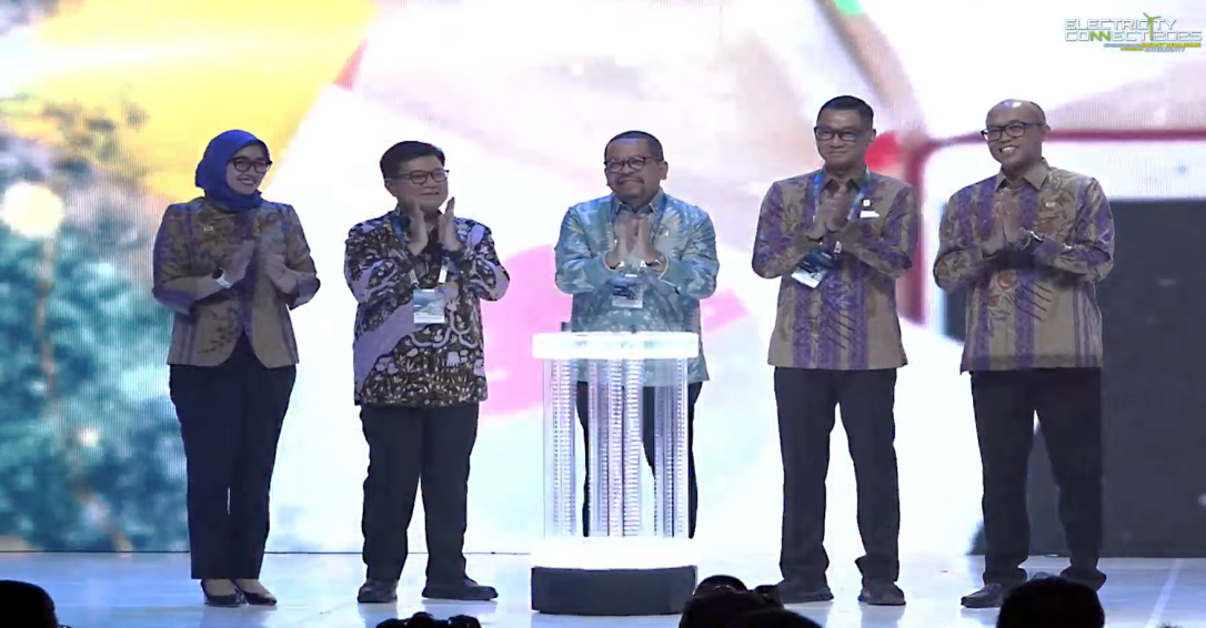 (Left to right) Arsyadany G. Akmalaputri, Executive Chair of Electricity Connect 2025; Jisman Hutajulu, Expert Staff for Strategic Planning at the Ministry of Energy and Mineral Resources (ESDM); Presidential Chief of Staff Muhammad Qodari; PLN President Director Darmawan Prasodjo; and Evy Haryadi, Chairperson of the Indonesian Electricity Society (MKI), pose for a photo during the opening ceremony of Electricity Connect 2025 on Wednesday (19/11).