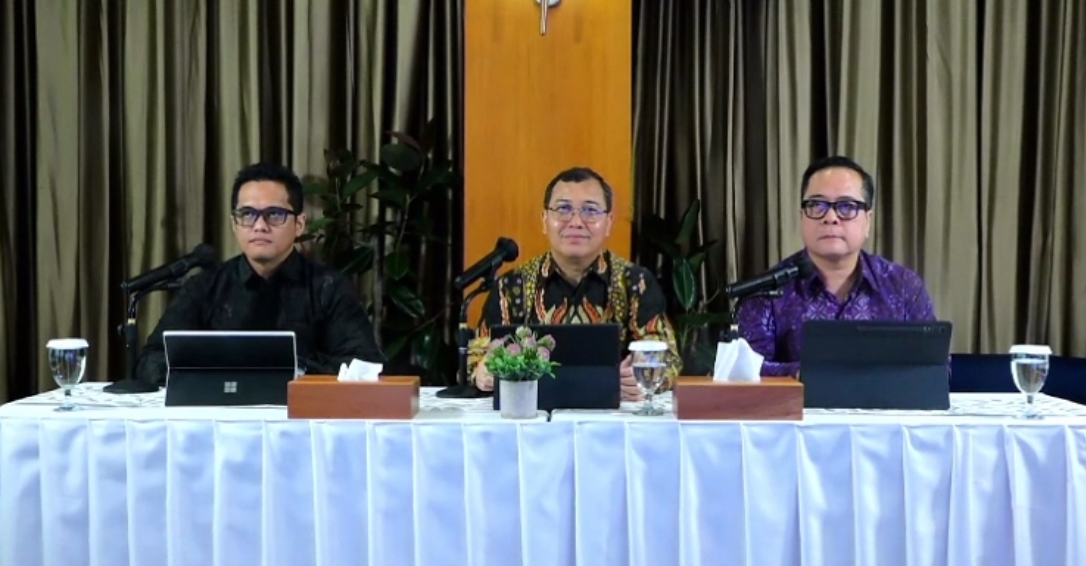 (Left to right): Rustam Aji, Corporate Secretary of IDX-listed upstream oil and gas services company PT Elnusa Tbk (IDX: ELSA); Arief Prasetyo Handoyo, Director of Business Development; and Nelwin Aldriansyah, Director of Finance, at a press conference on Thursday (September 11, 2025). The company announced it had secured contracts valued at Rp 3.8 trillion for integrated upstream oil and gas services, Rp 1.6 trillion for oil and gas support services, and Rp 7.0 trillion for energy distribution and logistics as of June 2025. (Lucky Ebenhaezer)