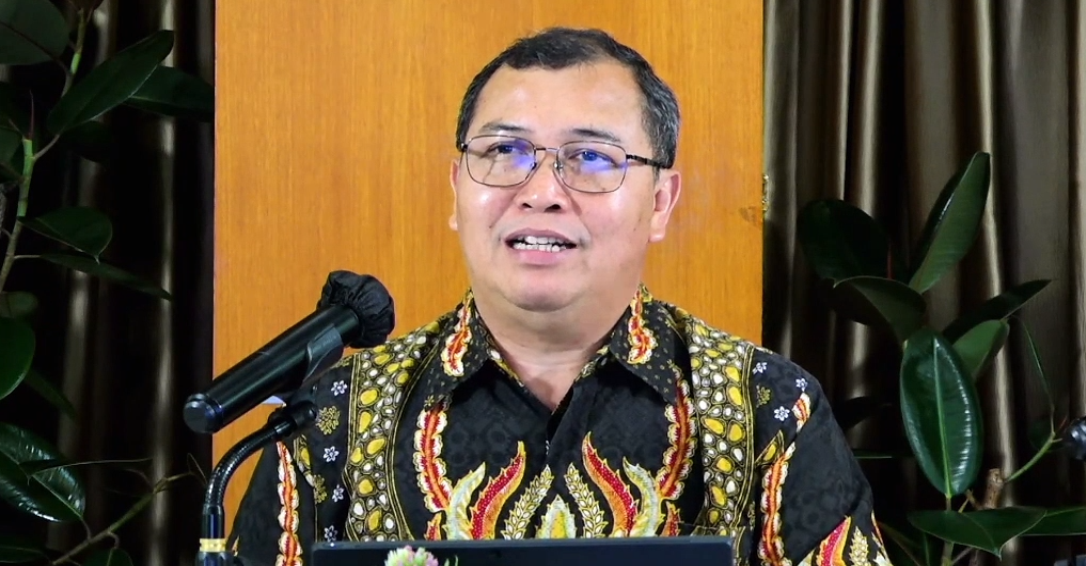 Arief Prasetyo Handoyo, Director of Business Development at PT Elnusa Tbk, speaks at a press conference. He noted that investment growth stands at approximately 13%, with the company targeting Rp 594 billion in capital expenditure for 2025. The investment breakdown includes 45% for upstream activities, 30% for distribution and logistics, 12% for upstream support, 8% for non-project activities, and 5% for new business development. Elnusa recorded investment realization of around Rp 234 billion in the first half of 2025. (Lucky Ebenhaezer)