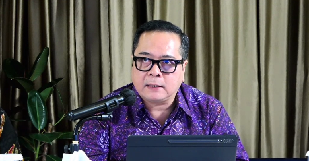 Nelwin Aldriansyah, Chief Financial Officer of PT Elnusa Tbk, delivers a financial update during a press conference. He reported that the company posted revenue of Rp 6.9 trillion in the first half of 2025, reflecting a year-on-year growth of approximately 10%. The increase was primarily driven by the distribution and logistics segment, which contributed about 56% of total revenue, along with solid performance from oil and gas support services and upstream oil and gas services. (Lucky Ebenhaezer)