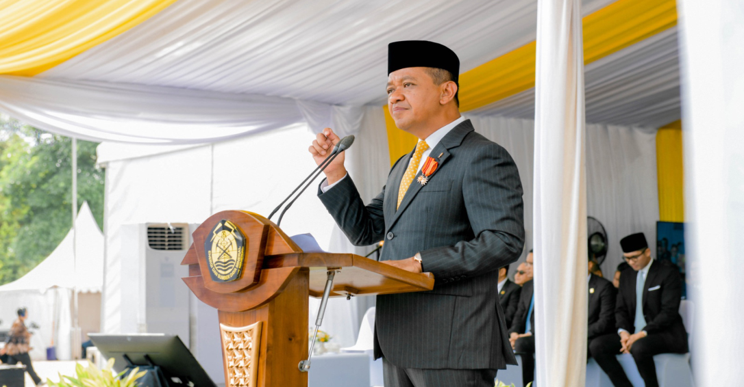 Minister of Energy and Mineral Resources (ESDM) Bahlil Lahadalia welcomes the Corruption Eradication Commission’s (KPK) initiative to improve governance in the mining sector. He expressed hope that law enforcement against illegal mining would be applied consistently to ensure transparency and accountability in managing national mineral resources. “We fully support the KPK and law enforcement agencies in taking action against illegal mining. If they are legal, ESDM will supervise them. If they are illegal, that’s a matter for the law,” Bahlil said after attending the National Mining and Energy Day commemoration at the National Monument (Monas) area in Jakarta on Friday (October 24, 2025). (Lucky Ginting)