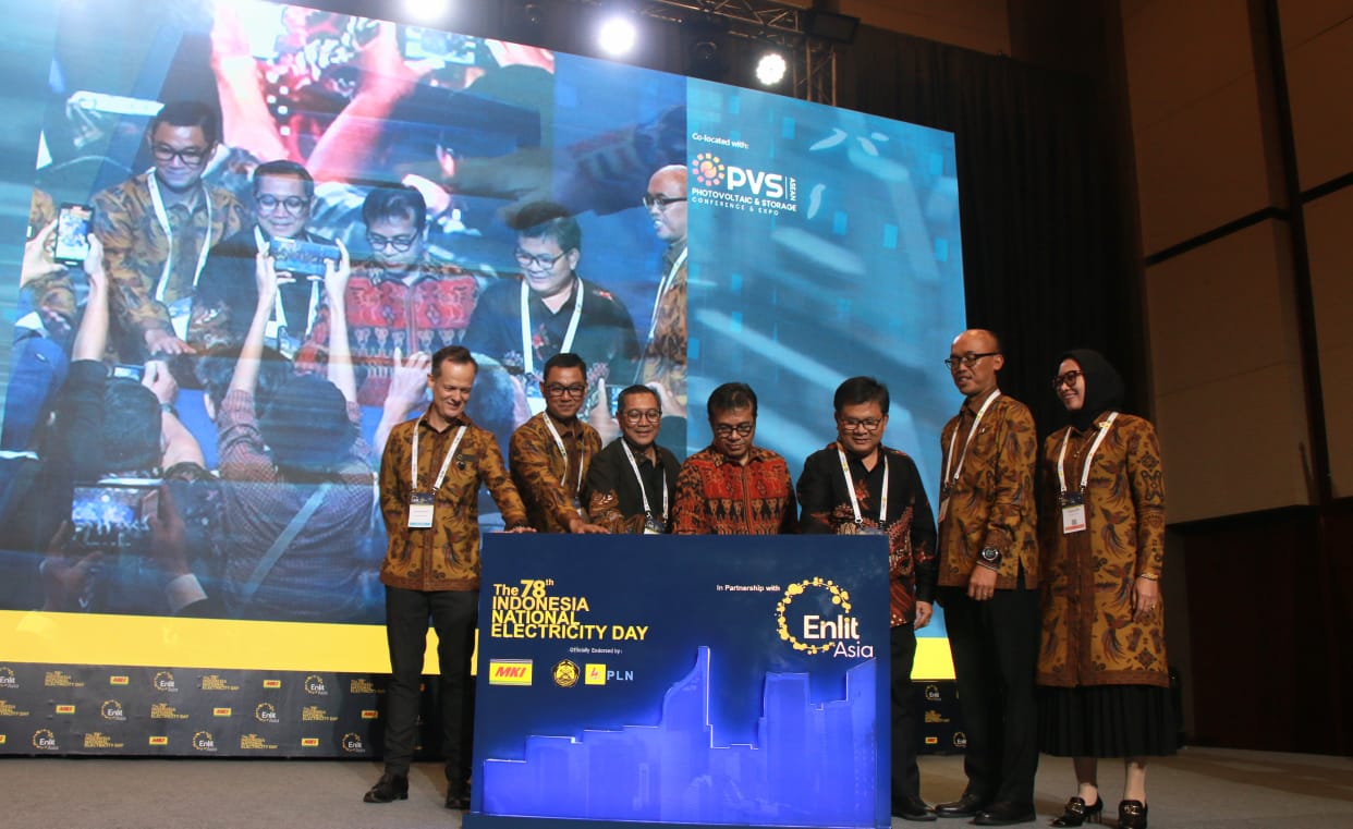 (left-right) CEO of Clarion Events Asia Richard Ireland; Head of MKI Supervisory Board and President Director of state-owned electricity firm PT PLN Darmawan Prasojo; Director General of New and Renewable Energy of the Ministry of Energy and Mineral Resources (MEMR) Yudo Dwinanda Priaadi; Vice Minister of Information and Communication Nezar Patria; Director General of Electricity of MEMR Jisman Hutajulu; Chairman of the Indonesian Electricity Society (MKI) Evy Haryadi; and Secretary General of MKI Arsyadany G Akmalaputri officially opened the Enlit Asia 2023 exhibition event held at the ICE BSD, Serpong, on Tuesday (14/11/2023).   Apart from exhibiting various products, this event is to show support, solutions and collaborate in efforts to encourage the energy transition and achieve the 2060 Net Zero Emission target. (DSR/Petromindo)