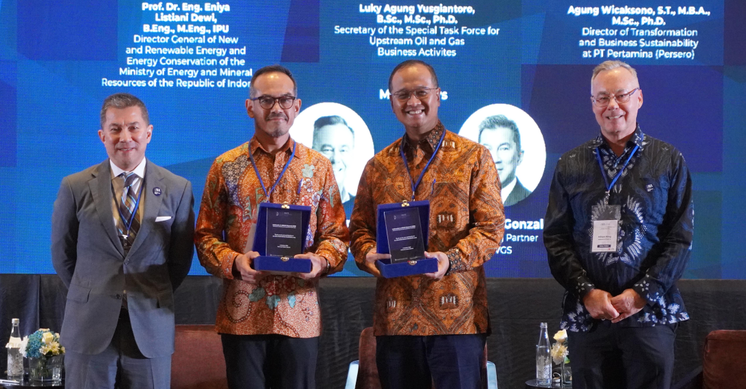 (Left to right) Manuel Gonzales, Managing Partner at MVGS; Ufo Budiarius Anwar, Vice President of Commercialization at SKK Migas; Agung Wicaksono, Director of Business Transformation and Sustainability at PT Pertamina (Persero); and Hilton King, Senior Foreign Legal Advisor at Makarim & Taira S., pose for a photo following a panel discussion on Indonesia’s Energy Transition and Regional Energy Connectivity at the Drew Network Asia event on Thursday (October 2). (Lucky Ginting)