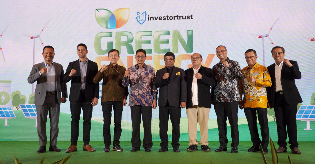 (Left to right): Primus Dorimulu, CEO of PT Investortrust Indonesia Sejahtera; Adam Zahir, Vice President of ESG Group at PT Bank Mandiri (Persero) Tbk; Ignatius Wahyu Marjaka, Director of Carbon Economic Value Management (TKNEK) at the Ministry of Environment; Yuliot Tanjung, Deputy Minister of Energy and Mineral Resources; Hendra Iswahyudi, Director of Energy Conservation at the Directorate General of New, Renewable Energy, and Energy Conservation (EBTKE) at the Ministry of Energy and Mineral Resources; Agung Wicaksono, Director of Business Transformation and Sustainability at PT Pertamina (Persero) Tbk; Saleh Husin, Deputy Chairman of the Indonesian Chamber of Commerce and Industry (Kadin); and senior journalist Aditya Laksamana Yudha pose for a group photo during the Green Energy Summit 2025 in Jakarta on September 23. (Lucky Ebenhaezer)