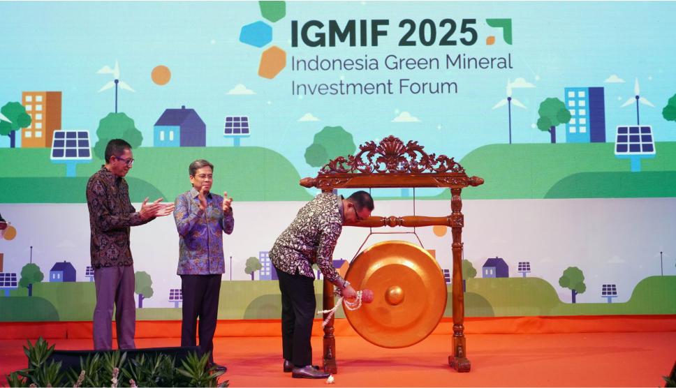 (Left to right) Nirarta Samadhi, Country Director of WRI Indonesia; Nurul Ichwan, Deputy Minister for Investment Promotion at the Ministry of Investment and Downstream Industry/BKPM; and Todotua Pasaribu, Vice Minister of Investment and Downstream Industry/Vice Chairman of BKPM, attend the opening of the Indonesia Green Mineral Investment Forum (IGMIF) 2025 at the Ministry of Investment/BKPM office, South Jakarta, Thursday (Oct. 2). (Lucky Ginting)