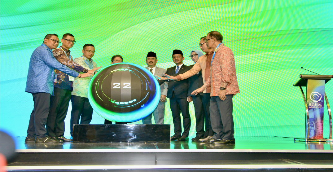(Left to right) Ismoyo Argo, Chair of the IIGCE 2025 Organizing Committee; Darmawan Prasodjo, President Director of PT PLN (Persero); Simon Aloysius Mantiri, President Director of PT Pertamina (Persero); Julfi Hadi, Chair of the Indonesian Geothermal Association; Bahlil Lahadalia, Minister of Energy and Mineral Resources; Eniya Listiani Dewi, Director General of New, Renewable Energy and Energy Conservation at the Ministry of Energy and Mineral Resources; Todotua Pasaribu, Deputy Minister of Investment and Downstream Industry/Deputy Head of BKPM; and Supramu Santosa, Host of IIGCE 2025, officiate the opening ceremony of the Indonesia International Geothermal Convention and Exhibition 2025 at the Jakarta Convention Center (JCC) on Wednesday (Sept 17). (Lucky Ebenhaezer)