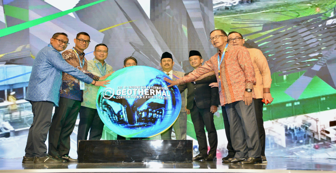 (Left to right) Ismoyo Argo, Chair of the IIGCE 2025 Organizing Committee; Darmawan Prasodjo, President Director of PT PLN (Persero); Simon Aloysius Mantiri, President Director of PT Pertamina (Persero); Julfi Hadi, Chair of the Indonesian Geothermal Association; Bahlil Lahadalia, Minister of Energy and Mineral Resources; Eniya Listiani Dewi, Director General of New, Renewable Energy and Energy Conservation at the Ministry of Energy and Mineral Resources; Todotua Pasaribu, Deputy Minister of Investment and Downstream Industry/Deputy Head of BKPM; and Supramu Santosa, Host of IIGCE 2025, mark the official opening of the Indonesia International Geothermal Convention and Exhibition 2025 at the Jakarta Convention Center on Wednesday (Sept 17). (Lucky Ebenhaezer)