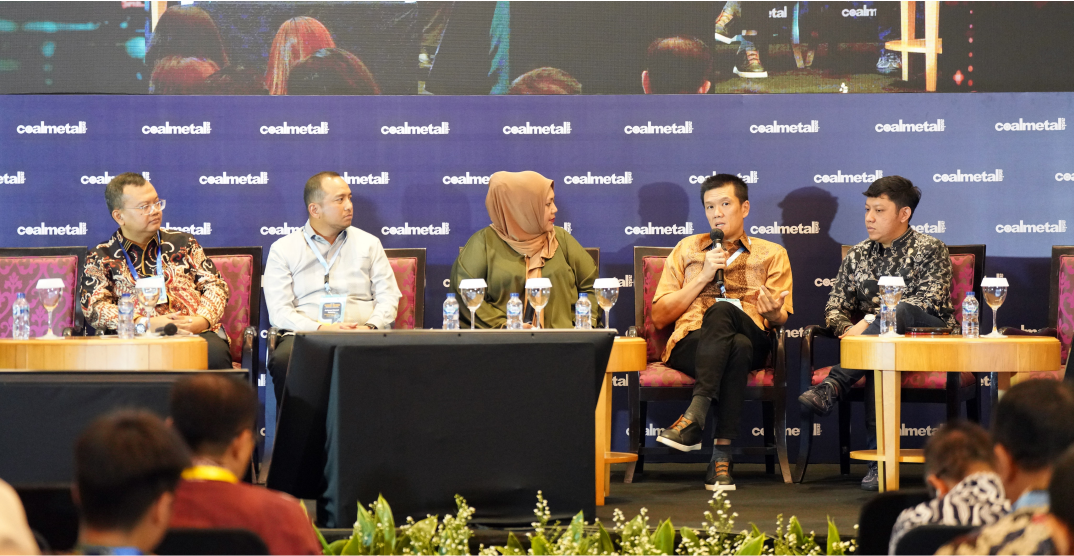 (From left) Indarto Suharno, Vice President of PT Metaforsa Mulia Internasional; Achmad Kamal Palakka, Marketing Director of PT Manambang Muara Enim (MME); Diyana Putri Alan, Southeast Asia Energy Markets Editor at McCloskey by OPIS; Aris Munandar, President Commissioner of PT Alfa Energi Investama Tbk; and Anul Qoshoshi, Junior Marketing Manager of PT Bukit Asam Tbk, during a panel discussion titled “Indonesia’s Coal Outlook: Balancing Growth, Policy, and Market Transition in 2026” at the Indonesia Coal 2026 Outlook Conference in Jakarta, Wednesday (October 5, 2025), hosted by Petromindo.com and CoalMetal Asia. (Lucky Ginting)