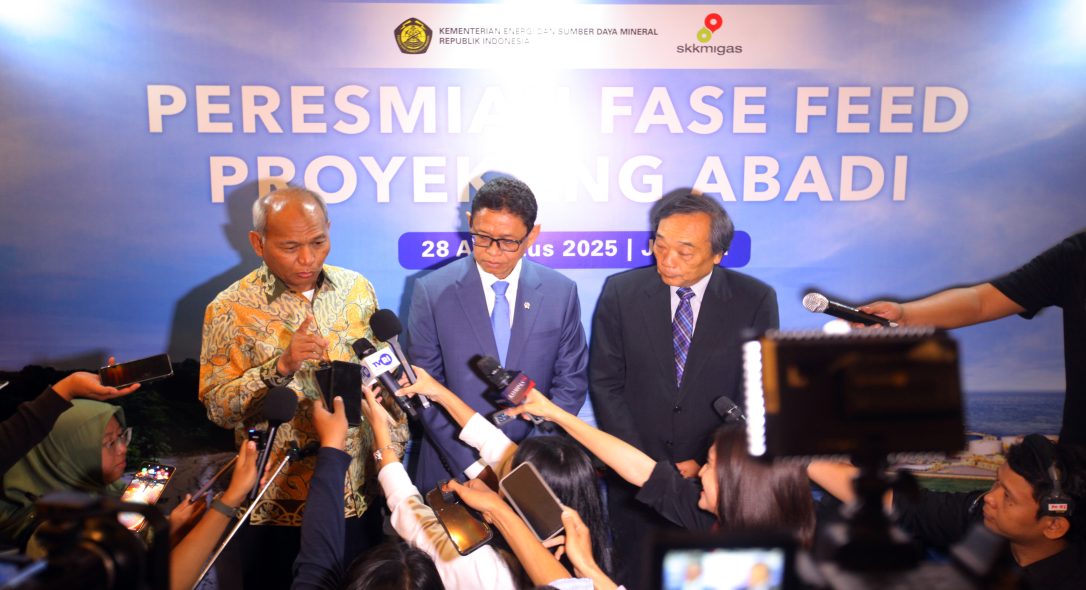 Djoko Siswanto (left), Head of the Special Task Force for Upstream Oil and Gas Business Activities (SKK Migas), stated, “We are targeting completion this year, in approximately three months. We believe the FEED process can be completed within that time frame.” He was joined by Yuliot Tanjung (center), Deputy Minister of Energy and Mineral Resources (ESDM), and Takayuki Ueda, President and CEO of Inpex Corporation, at the “Abadi LNG Project FEED Commencement Inauguration and Press Conference” held at Hotel Mulia, Jakarta, on August 28, 2025.(Lucky Ebenhaezer)