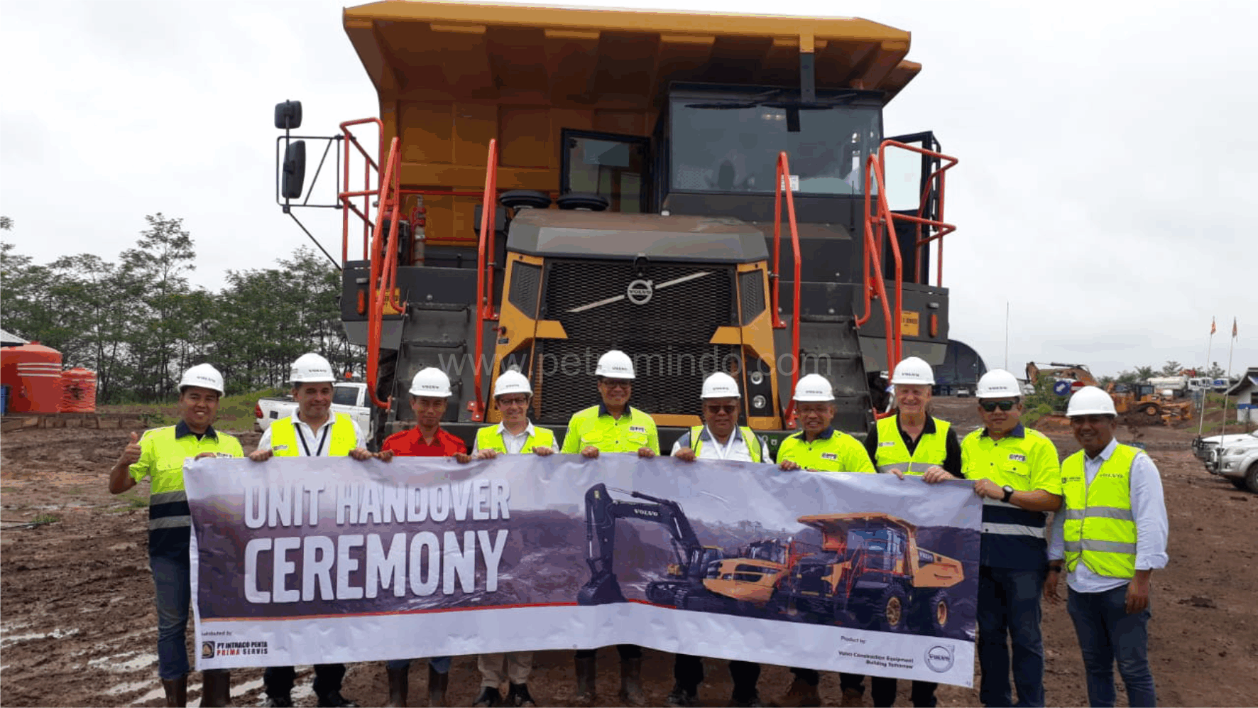 PT Intraco Penta Prima Servis (IPPS) held unit handover ceremony of a number of Volvo heavy equipment to a mining contractor PT Manado Karya Anugrah (MKA) in Balikpapan, East Kalimantan on Wednesday. IPPS hands over 10 units of Rigid Hauler R60D, six units of ADT 40G and three units of Excavator 750D to MKA. (Petromindo|Tri Subhki)