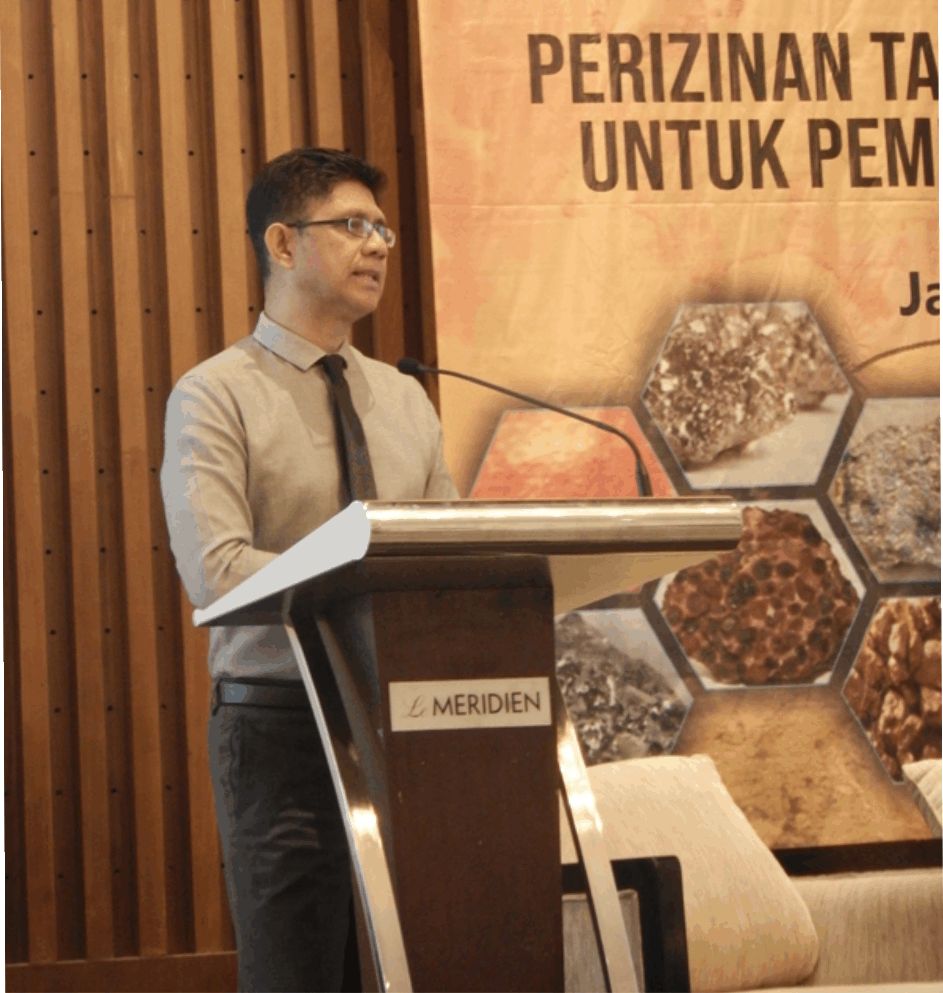 La Ode Muhammad Syarif, Commissioner of the Corruption Eradication Commission (KPK)  delivers a speech and questions the completion integration of data in one map policy by the Geospatial Information (BIG) at a Public Discussion on Thursday in Jakarta (11/04). (Petromindo|Thomas)