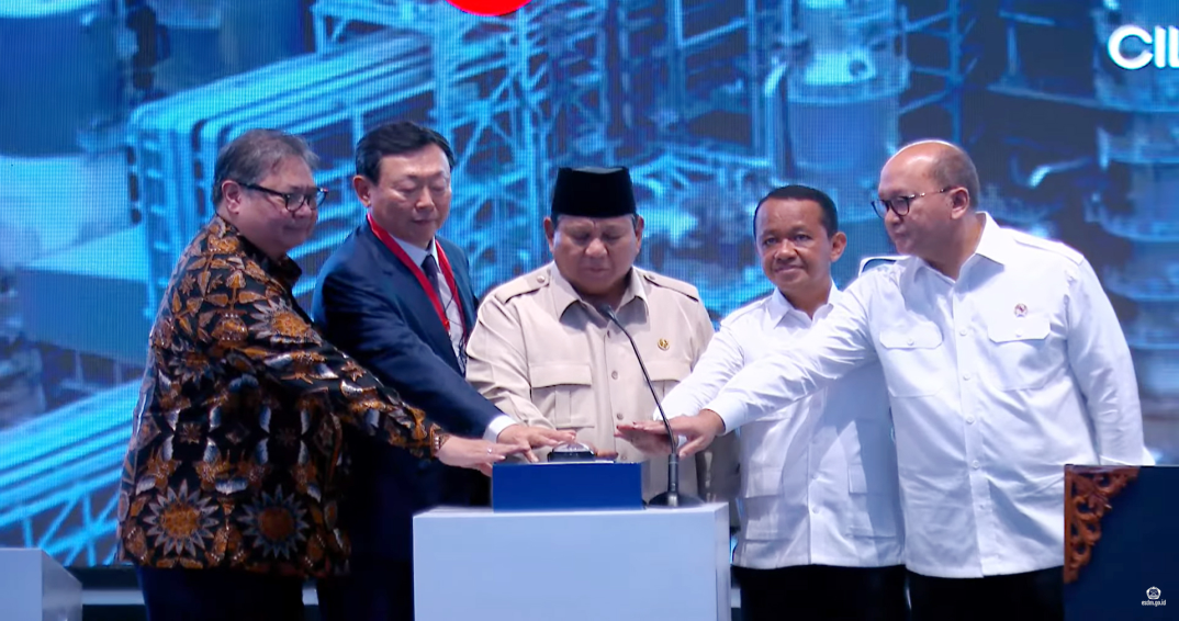 (Left to right) Coordinating Minister for Economic Affairs Airlangga Hartarto, LOTTE Group Chairman & CEO Shin Dong-bin, President of the Republic of Indonesia Prabowo Subianto, Minister of Energy and Mineral Resources Bahlil Lahadalia, and Minister of Investment and Downstreaming Rosan Roeslani attend the inauguration ceremony of LOTTE Chemical Indonesia’s US$3.98 billion (Rp60 trillion) integrated petrochemical complex in Cilegon, Banten.