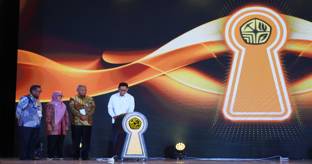 Deputy Minister of Energy and Mineral Resources Yuliot Tanjung (center), accompanied by Head of the Task Force for Accelerating Oil and Gas Production/Lifting Nanang Abdul Manaf, Acting Head of the Geological Agency Lana Saria, and Head of SKK Migas Djoko Siswanto, opens the “Grand Launching of Indonesia’s Oil and Gas Exploration 2025” event in Jakarta, Tuesday (25/11/2025). (Lucky Ginting)