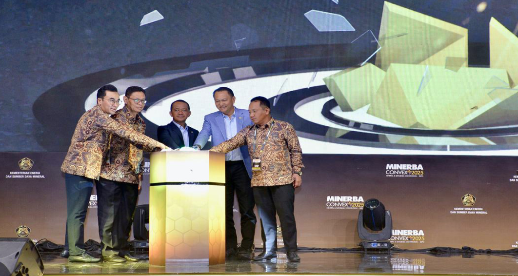 (Left to right) Resvani, Chair of the Minerba Convex 2025 Committee; Yuliot Tanjung, Deputy Minister of Energy and Mineral Resources (ESDM); Bahlil Lahadalia, Minister of Energy and Mineral Resources; Bambang Patijaya, Chair of Commission XII of the Indonesian House of Representatives; and Tri Winarno, Director General of Minerals and Coal (Minerba). The government, through the Directorate General of Minerals and Coal, officially opened the national mining exhibition and conference Minerba Convex 2025 on Tuesday (October 15, 2025) at the Jakarta International Convention Center (JICC). The event marks a new milestone in the transformation of Indonesia’s mineral and coal sector, highlighted by the launch of the MinerbaOne application to support digitalized mining governance. (Lucky Ginting)