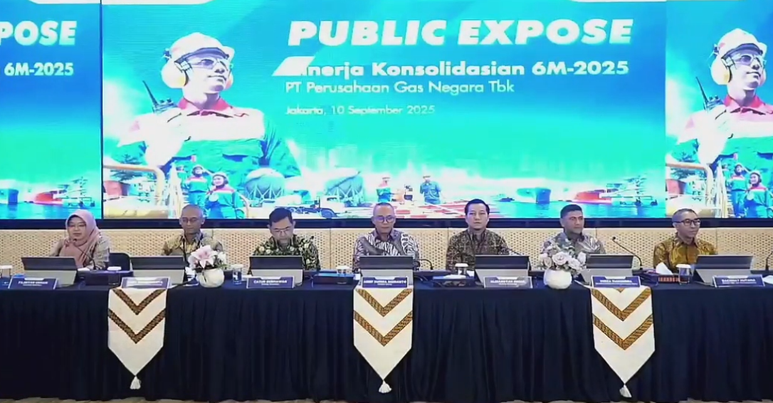 (Left to right): Fajriyah Usman, Corporate Secretary of IDX-listed gas distributor PT Perusahaan Gas Negara Tbk (IDX: PGAS), also known as PGN; Hery Murahmanta, Director of Infrastructure and Technology; Catur Dermawan, Director of Finance; Arief Kurnia Risdianto, President Director; Aldiansyah Idham, Director of Commerce; Mirza Mahendra, Director of Strategy and Business Development; and Rachmat Hutama, Director of HR and Business Support, attend a public expose meeting on Wednesday, September 10, 2025. (Lucky Ebenhaezer)