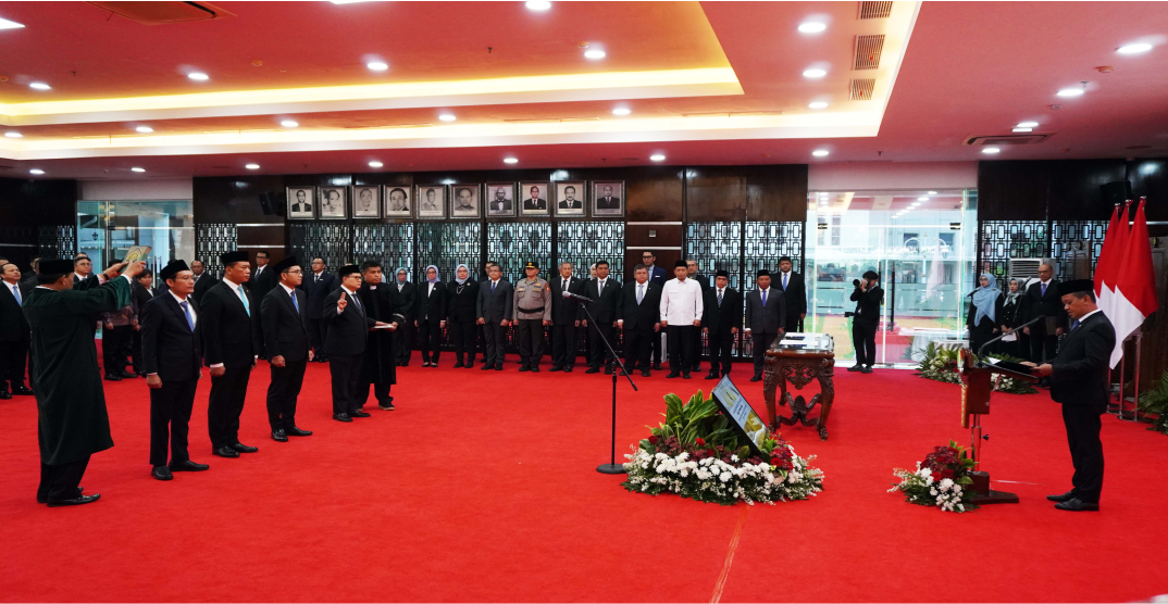 Minister of Energy and Mineral Resources Bahlil Lahadalia (right) officially inaugurated new senior officials at the Ministry of Energy and Mineral Resources (ESDM) on Wednesday (September 17). The ceremony took place at the Chairul Saleh Building, Ministry Secretariat General Office. (Lucky Ebenhaezer)