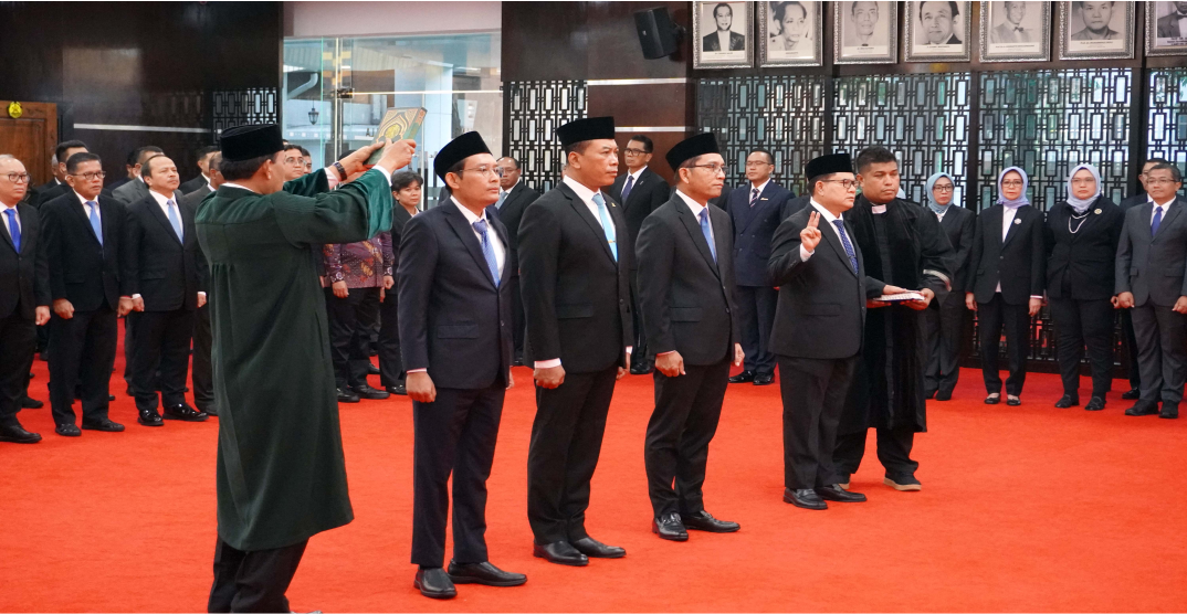 Left to right: Ahmad Erani Yustika, formerly Head of the Vice President’s Secretariat, appointed as Secretary General of the Ministry of Energy and Mineral Resources; Yudhiawan, previously a senior officer at the National Police Criminal Investigation Agency (Bareskrim Polri), now Inspector General of the Ministry; Jisman P. Hutajulu, former Director General of Electricity, now serving as Special Advisor for Strategic Planning; and Dadan Kusdiana, former Secretary General of the Ministry, now appointed as Secretary General of the National Energy Council — during the oath-taking ceremony at the Ministry of Energy and Mineral Resources, Wednesday (September 17). (Lucky Ebenhaezer)