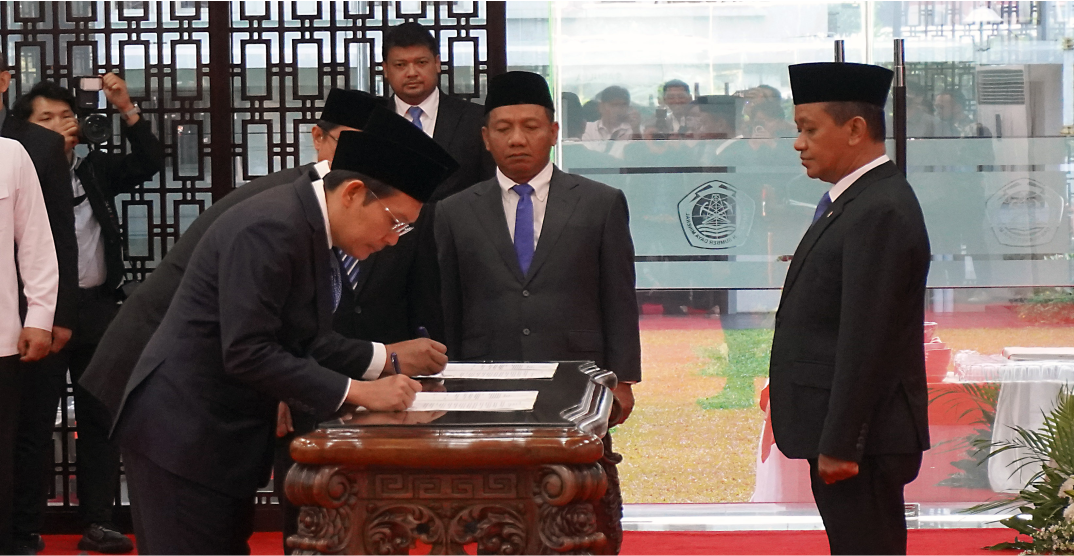 Ahmad Erani Yustika (left) signs his letter of appointment, witnessed by Minister of Energy and Mineral Resources Bahlil Lahadalia (right). (Lucky Ebenhaezer)