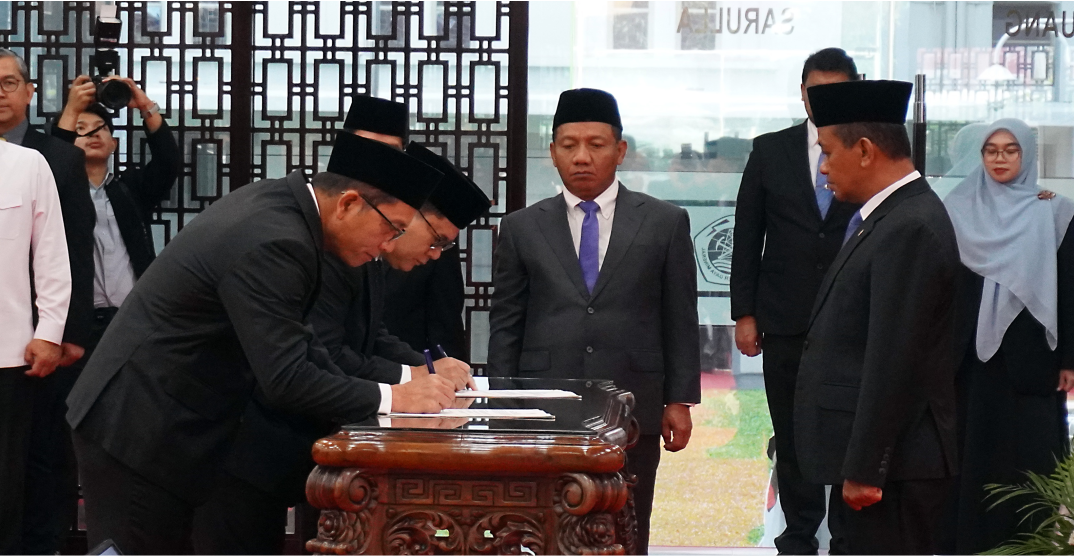 Left to right: Jisman P. Hutajulu, Special Advisor for Strategic Planning, and Dadan Kusdiana, Secretary General of the National Energy Council, sign their appointment documents, witnessed by Minister of Energy and Mineral Resources Bahlil Lahadalia. (Lucky Ebenhaezer)