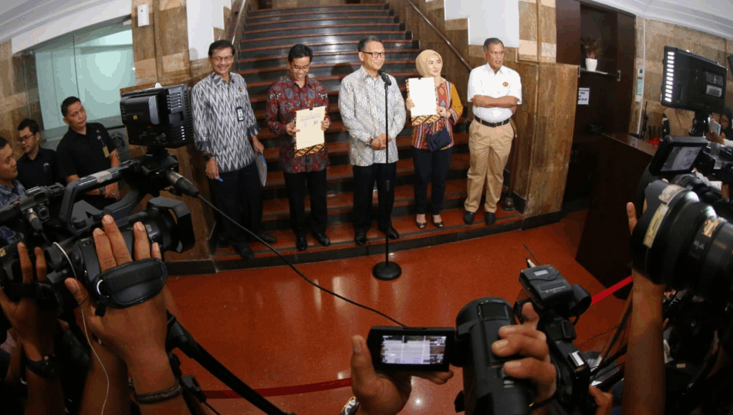 (Left to right) - Director General for Electricity Ridha Mulyana, President Director of PT PLN Zulkifli Zaini, Minister of EMR Arifin Tasrif , President Director of Pertamina Nicke Widyawati, Acting Director General for Oil and Gas Ego Syahrial briefed the press after the signing of Heads of Agreement (HoA) on the conversion of PLN power plants to gas from petroleum-based, which are located in 52 areas. (Petromindo|Dasir)