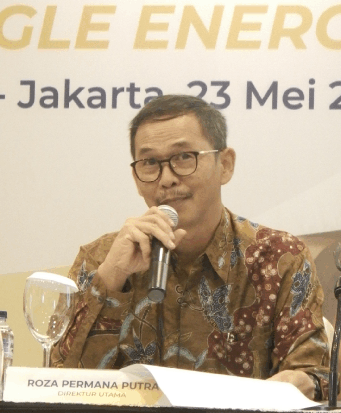 PT Golden Eagle Energy Tbk held Public Expose on Thursday (23/05) in Jakarta. Roza Permana Putra, President Director of Golden Eagle presented the company's solid performance in the first quarter, in which the company produced coal of 446,000 tons, up 45% from the same period last year. This year, the company targets to produce 1.4 million tons of coal. (Petromindo|Thomas)