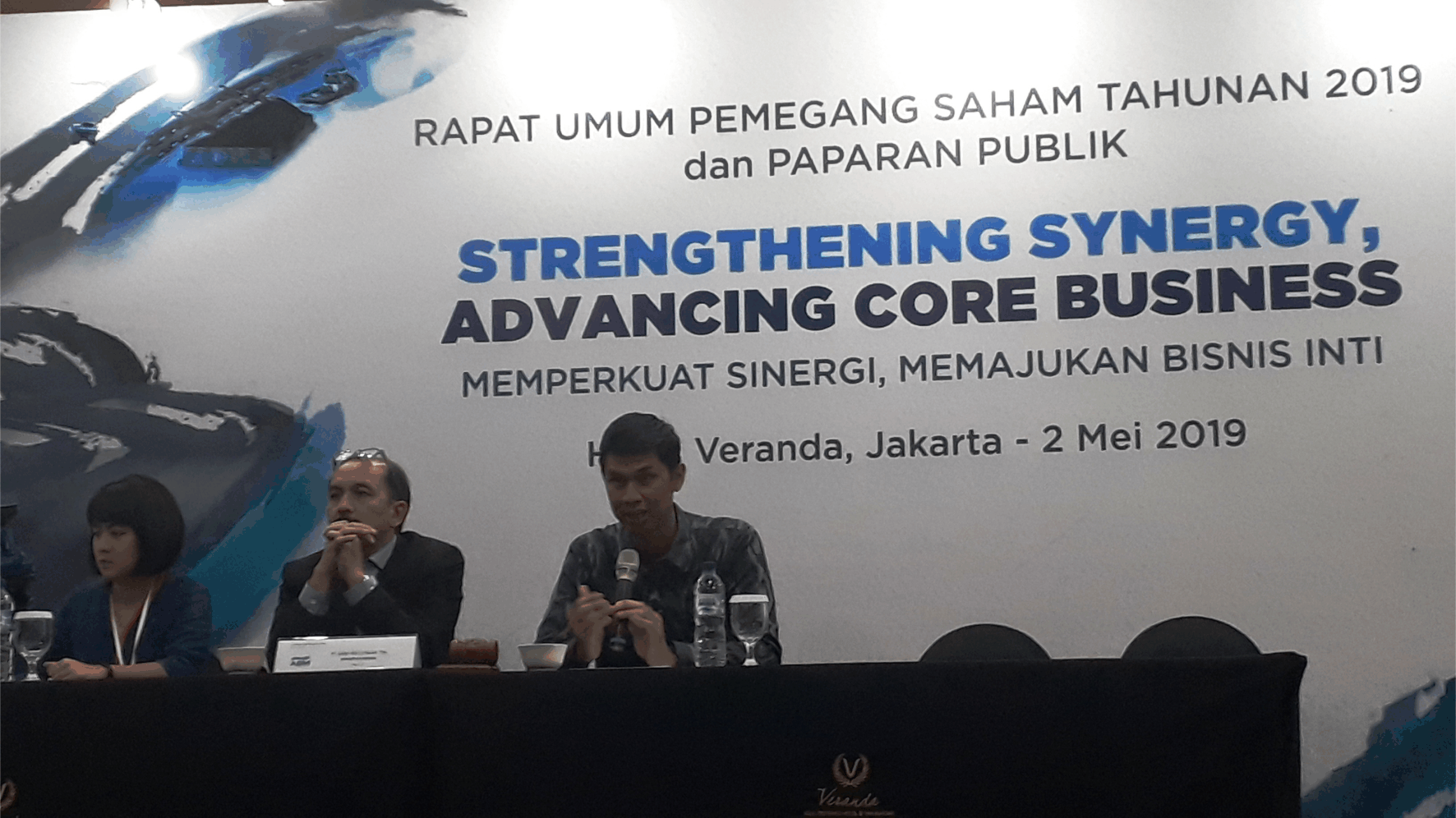 Rindra Donovan, Corporate Secretary of PT ABM Investama Tbk, opens the Public Expose of PT ABM Investama Tbk at Hotel Veranda, Jakarta on Thursday (02/05). ABM Investama Tbk shareholders approve the management’s plan to allocate Rp100 billion of the 2018 net profit as dividend or Rp36.32 per share, which is the first dividend payout made by the company since 2014. (Petromindo|Uki)