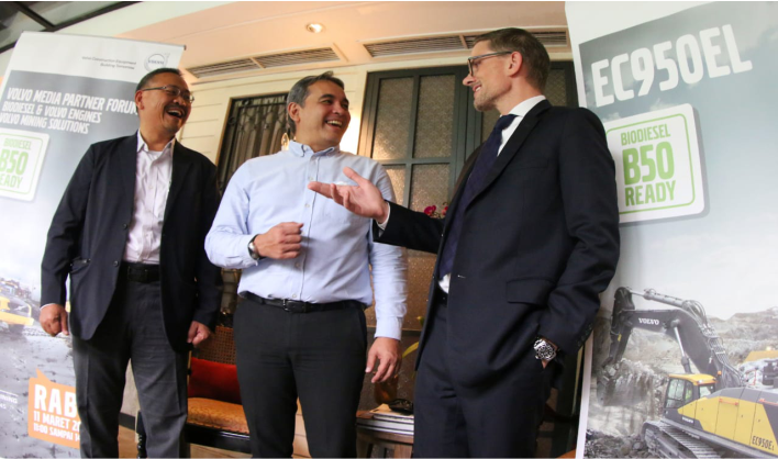 (left to right) Erwin Budi, Key Account Director of Volvo CE Indonesia; Gerrit Lambert, Nino Putra, AM &CST Director of Volvo (CE) Indonesia; and President Director of Volvo Construction Equipment (CE), pose for photographers following a discussion session with journalists held in Jakarta on Wednesday (11/03/20) about Volvo’s “Biodiesel B50 Ready” program. (Petromindo|Dasir)