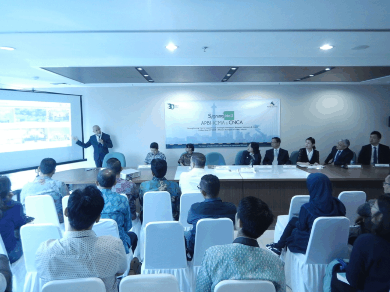 Executive Director of the Indonesia Coal Mining Association (ICMA) Hendra Sinadia briefed the media on the profile of the China National Coal Association (CNCA), which signed on Friday a MoU with ICMA in Jakarta on cooperation in the coal sector. (Petromindo|Thomas)