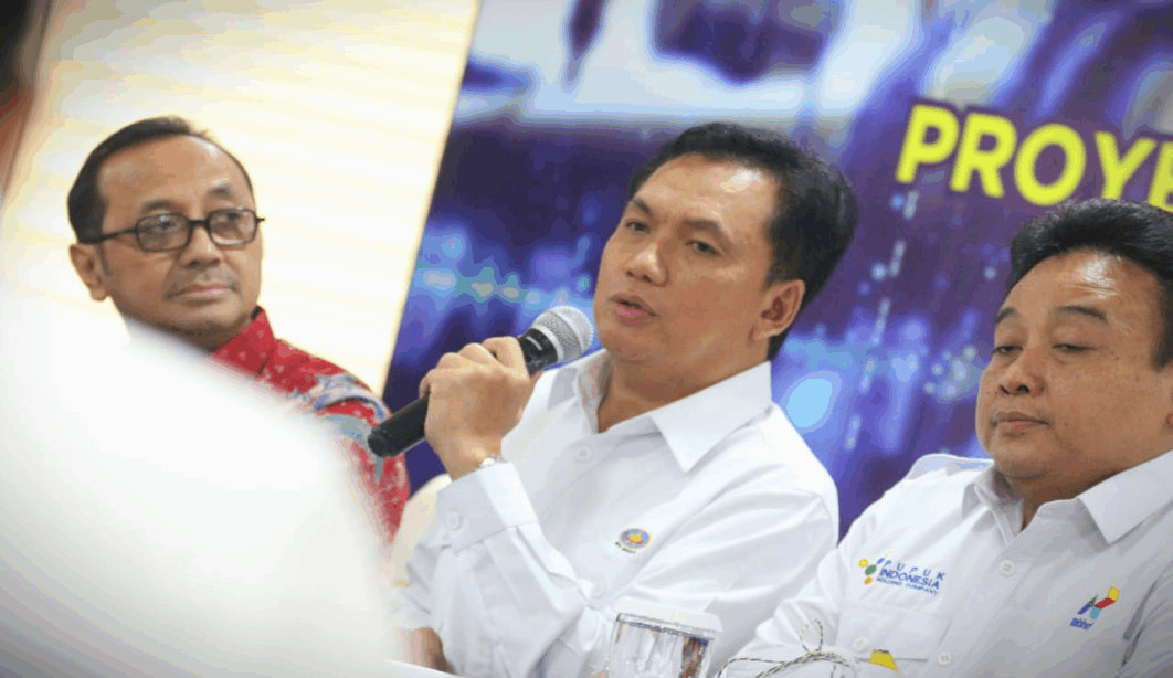 Head of downstream oil and gas authority BPH Migas, M. Fanshurullah Asa talks to the media following a ground-breaking ceremony of the Cirebon-Semarang gas transmission pipeline project on Wednesday.  He said that the new gas transmission pipeline is expected to push the development of new industrial areas in the Cirebon (West Java Province) and Semarang (Central Java) regions. (Petromindo|Dasir)