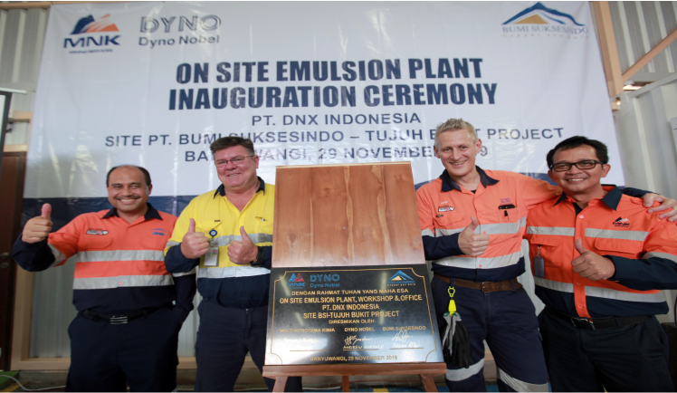 (left to right) Amsyah Sebayang, President Director of PT DNX Indonesia;  Shaun Ryan, Mine Operation of PT Bumi Suksesindo; Andy Gardner, Senior Vice President at Dyno Nobel Asia Pacific; and Wawa Jaka Sungkawa, Sales and Services Director of PT Multi Nitrotama Kimia (MNK) posed for photographers at a ceremony on Friday (29/11) held to inaugurate the emulsion plant of PT DNX Indonesia at the Tujuh Bukit gold mine project in Banyuwangi, East Java Province, owned by PT Bumi Suksesindo. (Petromindo|Lucky)