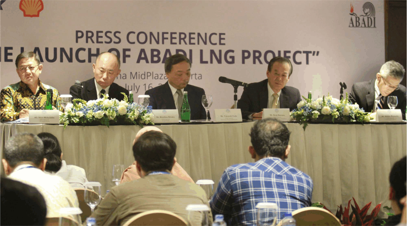 (left to right) VP Coorporate Service INPEX Masela Nico Muhyidin, Sr VP Inpex Corporation Kimihisa Kitaka, President & CEO Inpex Corporation Takayuki Ueda, Managing Executive Officer Kenji Kawano, Sr VP Asia Project Akihiro Watanabe were present at the press conference on “The Launch of Abadi LNG Project” in Jakarta, Tuesday (16/07). INPEX has received the approved revised Plan of Developemnt (POD) of Abadi LNG project within Masela Block Indonesia. (Petromindo|Dasir)
