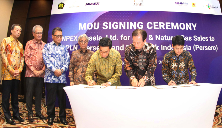 President Director of INPEX Masela Ltd Kenji Kawano (center), President Director of state electricity firm PT PLN Zulkilfi Zaini (3rd from left), and President Director of state fertilizer firm PT Pupuk Indonesia Aas Asikin Idat (3rd right) signed on Wednesday in Jakarta MOU on gas supply from the Inpex’s Abadi LNG project, witnessed by Minister of Energy and Mineral Resources Arifin Tasrif (2nd left), CEO of INPEX Corporation Takayuki Ueda (left), Chairman of upstream oil and gas SKK Migas Dwi Soetjipto (2nd right), and Japan Ambassador for Indonesia Masafumi Ishii (right).  Inpex is developing the Abadi LNG plant in Tanimbar Islands Regency, Maluku Province. (Petromindo|Dasir)