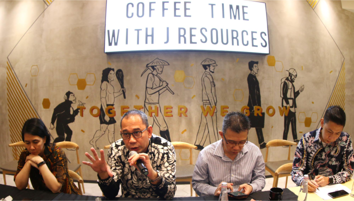 From Left to right: Asther Yulianti  Achyar, Compliance Manager at IDX-listed gold mining firm PT J Resources Asia Pasifik Tbk,  compliance , President Director Edi Permadi, Vice President for Finance Baharudin, and Director Sanjaya talk to the media following a public expose meeting on Wednesday in Jakarta.  The company announced plans to issue third phase bonds worth Rp 569.65 billion to finance maturing notes issued by subsidiary PT J Resources Nusantara.   (Petromindo|Dasir)