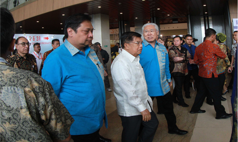 Vice President Jusuf Kalla visited on October 16 a number of exhibition booths at the opening of the 34th Indonesia Trade Expo held at the ICE BSD City in Tangerang, Banten Province.  The expo, which runs a theme: “Moving Forward to Serve the World,” is participated by more than 1,500 exhibitors and visitors from around the world.   The expo will be closed on October 20.  (Dasir| Petromindo)