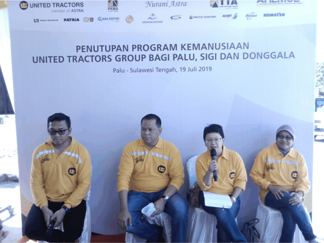 PT United Tractors Tbk (UT) has formally ended its humanitarian assistance program in Palu, Central Sulawesi, which was devastated by the earthquake and liquefaction in September last year. Sara Loebis, Corporate Secretary of UT (second right) on Friday (19/07) in Palu appreciates the cooperation between volunteers of UT with all related parties. (Petromindo|Thomas)