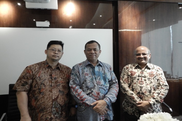 Board of Directors of PT Baramulti Suksessarana Tbk (Baramulti) and Antang Gunung Meratus (AGM) stand for photo session after holding general meeting of shareholders (GMS) and extraordinary general meeting of shareholders (EGMS) in Jakarta on Friday (27/09). From left to right: Wong Liong Tje (Directro of AGM), Doddy Imam Hidayat (President Director of Baramulti) and Ramanathan Vaidyanathan (Director of Baramulti). (Petromindo|Thomas)
