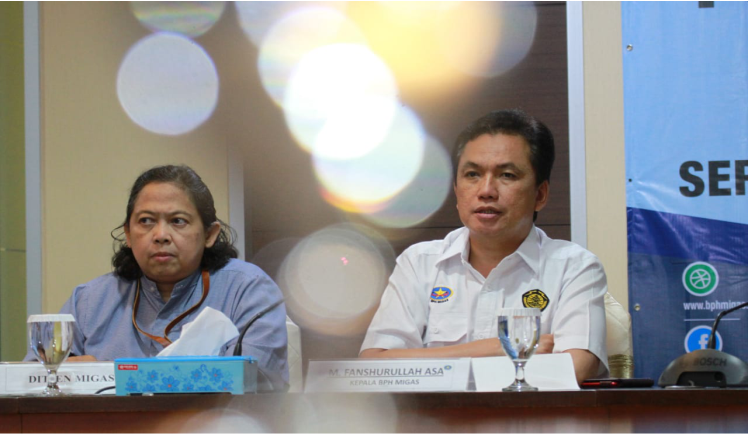 (Right) The Head of Downstream authority BPH Migas,  M Fhansurullah Asa, who was represented by a senior officer in charge of fuel, gas, electricity and geology, gave presentation at a press conference on the government's preparation to assure fuel distribution stability during Christmas and New Year 2020 festivities at BPH Migas office on Wednesday (18/12). The press conference was also attended by representatives of PT Pertamina, PT AKR Corporindo, PT PLN, PT Perusahaan Gas Negara, PT Pertagas Niaga, PT Shell Indonesia, PT Vivo Energy Indonesia, PT Total Oil Indonsia and PT Aneka Petroindo Raya. (Petromindo|Dasir)