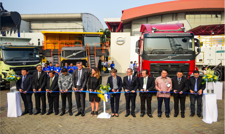 Volvo Group attracted public attention at Mining Indonesia 2019 exhibition in Kemayoran, Jakarta. Volvo Construction Equipment (Volvo CE) and Volvo Trucks Indonesia collaborate in providing products and services for mining industry in Indonesia. (Petromindo|Uki)